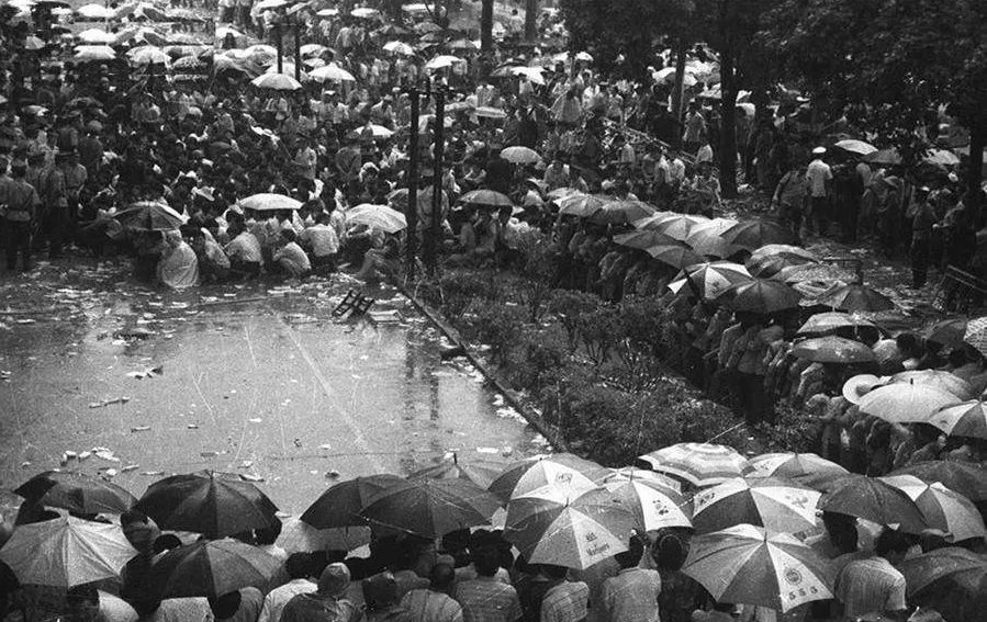 冒雨领取申购的证的股民,深圳,1992年
